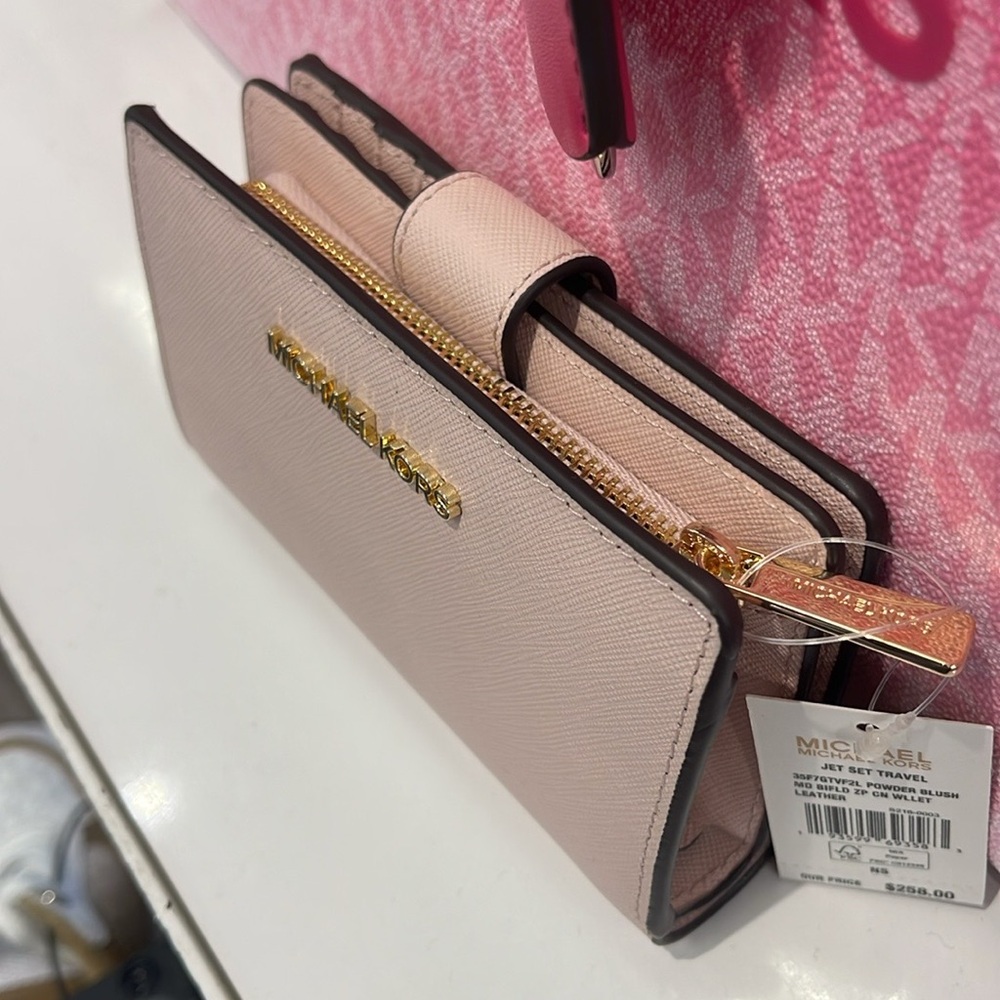 Michael Kors Medium Saffiano Leather Wallet
Powder Blush
NWT
L - Picture 9 of 16